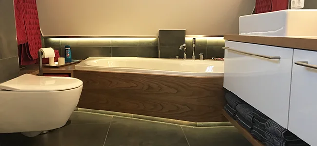 Badewanne mit Holzeinfassung